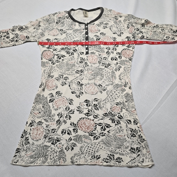 Vintage Lucky Brand Asian Shi Shi Fu Dogs Y2K Henley Thermal Shirt - Picture 5 of 8